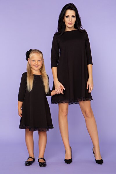 Luźna czarna sukienka zakończona koronką