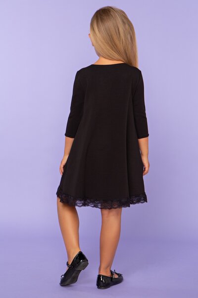 Luźna czarna sukienka zakończona koronką
