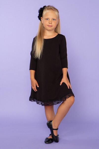 Luźna czarna sukienka zakończona koronką