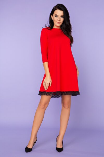 Luźna czerwona sukienka zakończona koronką