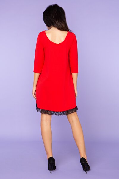 Luźna czerwona sukienka zakończona koronką