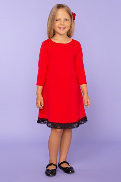 Luźna czerwona sukienka zakończona koronką