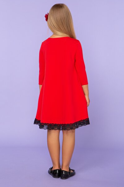 Luźna czerwona sukienka zakończona koronką