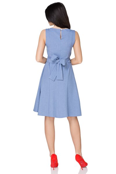 Jasno niebieska sukienka rozkloszowana z kokardą