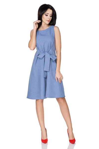 Jasno niebieska sukienka rozkloszowana z kokardą