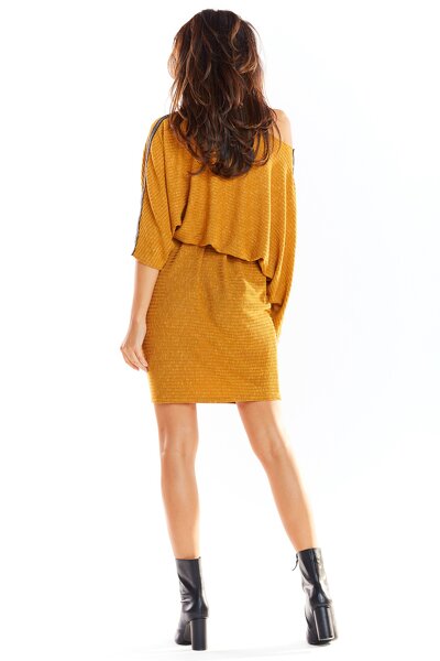 Sukienka w kolorze camel o luźnym fasonie z długim rękawem