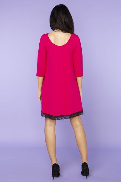 Luźna ciemno różowa sukienka zakończona koronką