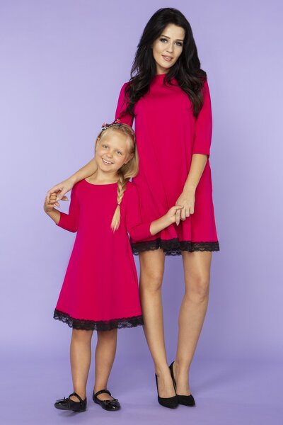 Luźna ciemno różowa sukienka zakończona koronką