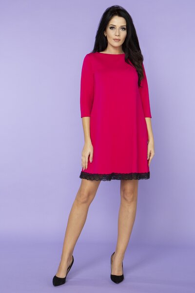 Luźna ciemno różowa sukienka zakończona koronką