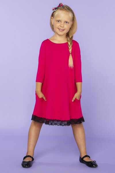 Luźna ciemno różowa sukienka zakończona koronką