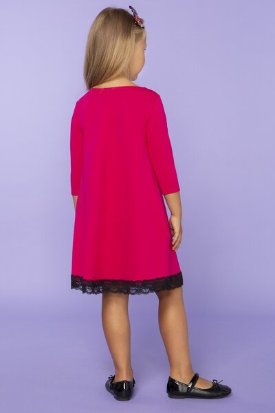 Luźna ciemno różowa sukienka zakończona koronką