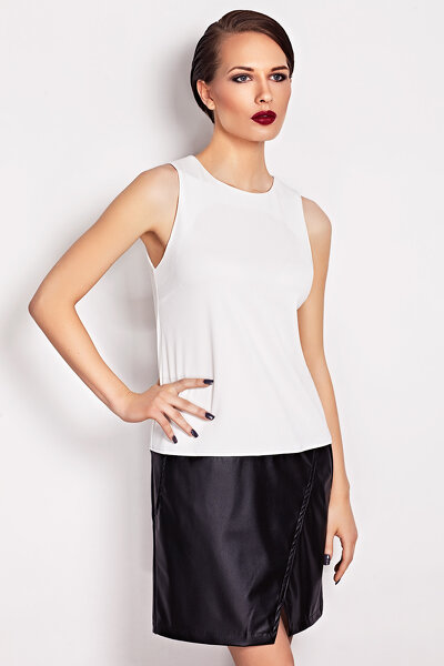 Biała sukienka z ozdobnym asymetrycznym rozcięciem