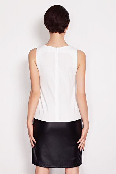 Biała sukienka z ozdobnym asymetrycznym rozcięciem