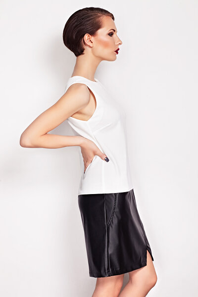 Biała sukienka z ozdobnym asymetrycznym rozcięciem