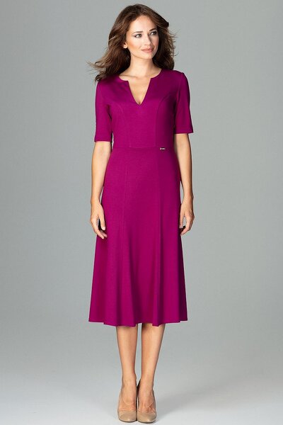 Wizytowa sukienka z dekoltem w kolorze fuksji
