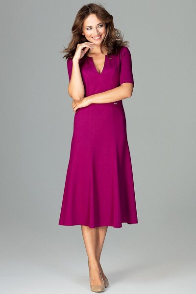 Wizytowa sukienka z dekoltem w kolorze fuksji
