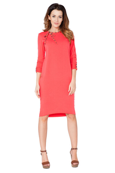 Sukienka w kolorze koral o fasonie tuba