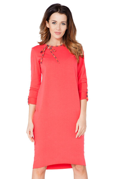 Sukienka w kolorze koral o fasonie tuba