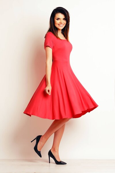 Sukienka w kolorze koral wykonana z elastycznej dzianiny