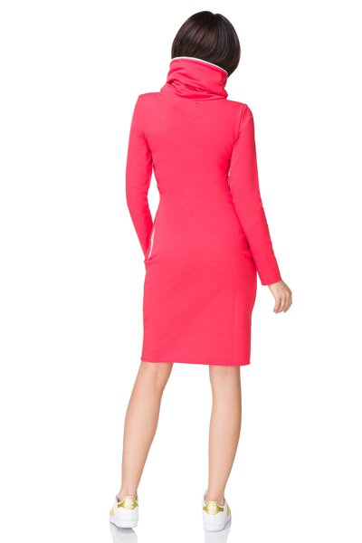 Czerwona sukienka z kominem i kieszeniami