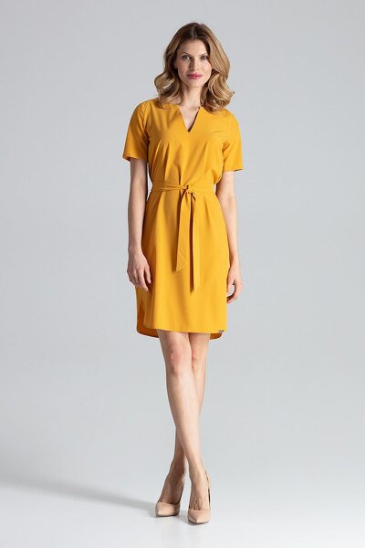 Letnia sukienka wiązana w pasie w kolorze musztardowym
