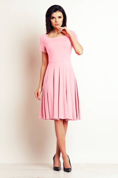 Sukienka w kolorze pudrowego różu wykonana z elastycznej dzianiny