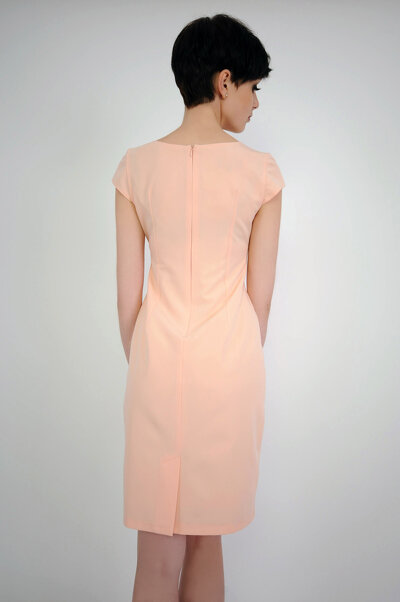 Pudrowa ołówkowa sukienka z ozdobnym dekoltem