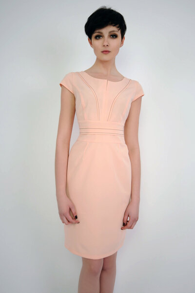 Pudrowa ołówkowa sukienka z ozdobnym dekoltem