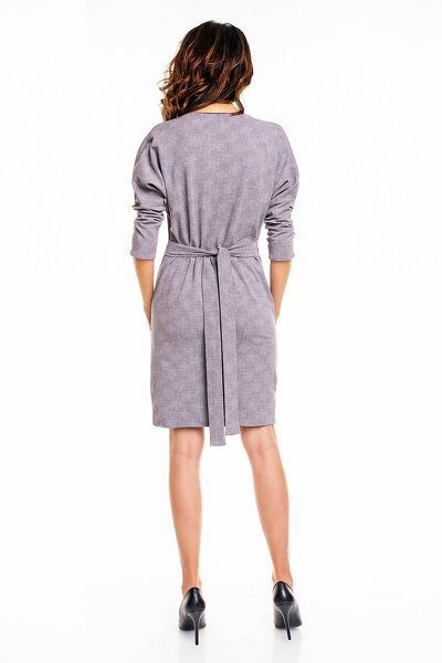 Sukienka w szarym kolorze wiązana w pasie