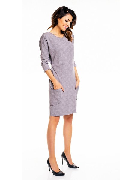 Sukienka w szarym kolorze wiązana w pasie