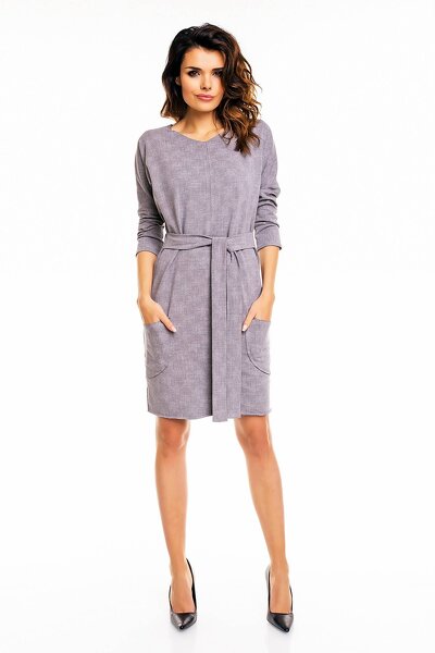 Sukienka w szarym kolorze wiązana w pasie