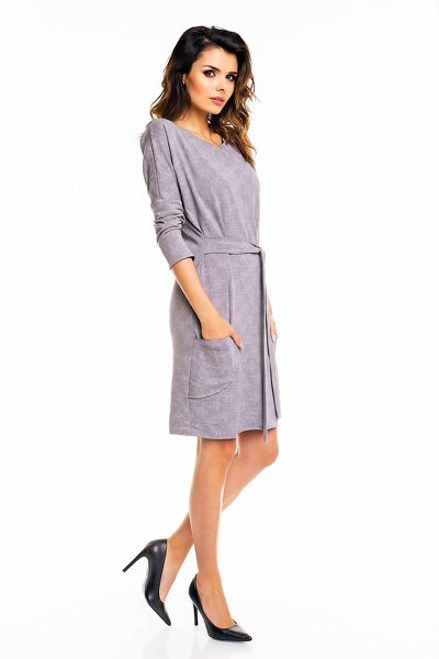 Sukienka w szarym kolorze wiązana w pasie