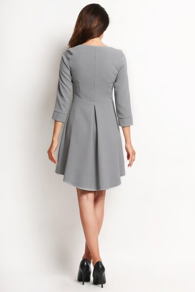 Sukienka w szarym kolorze z dłuższym tyłem