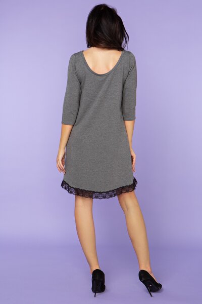 Luźna szara sukienka zakończona koronką