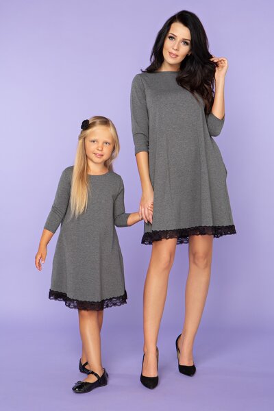 Luźna szara sukienka zakończona koronką