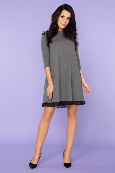 Luźna szara sukienka zakończona koronką