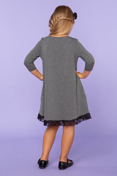 Luźna szara sukienka zakończona koronką