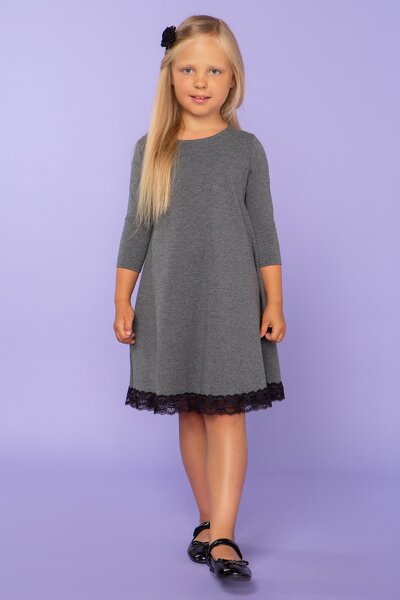 Luźna szara sukienka zakończona koronką