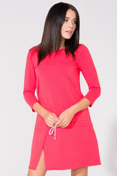 Sportowa sukienka z lekkim rozcięciem z przodu