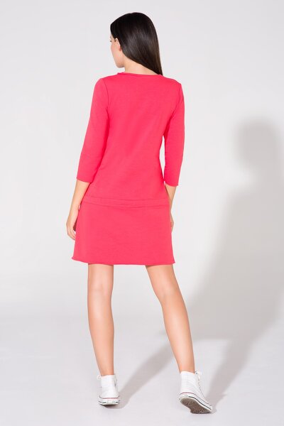 Sportowa sukienka z lekkim rozcięciem z przodu