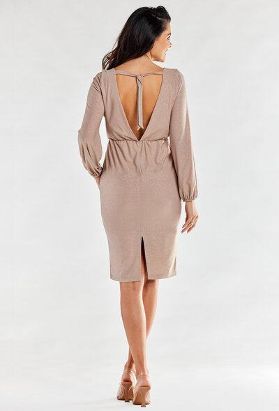 Sukienka z ozdobnym wiązaniem na plecach w kolorze beżowym