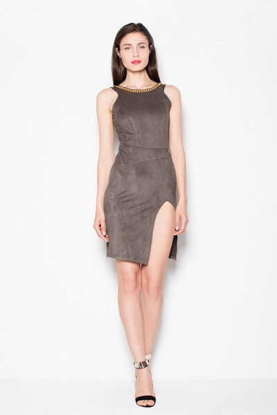 Ciemno brązowa sukienka z rozcięciem i ozdobnym dekoltem