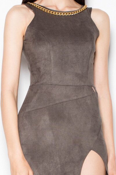 Ciemno brązowa sukienka z rozcięciem i ozdobnym dekoltem