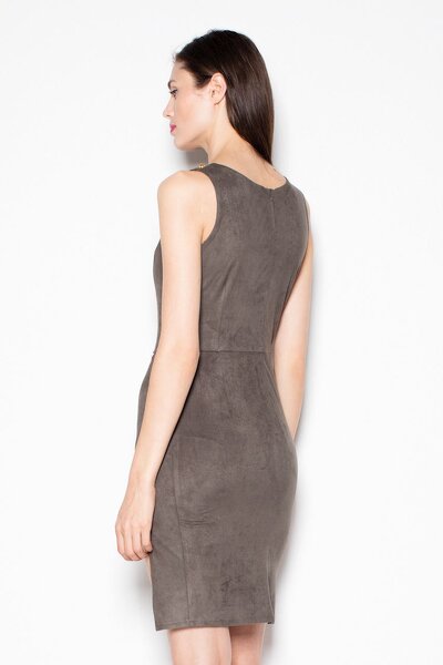 Ciemno brązowa sukienka z rozcięciem i ozdobnym dekoltem