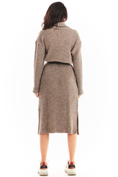 Swetrowa sukienka w beżowym kolorze o długości midi z golfem