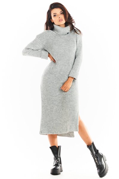 Swetrowa sukienka w szarym kolorze o długości midi z golfem