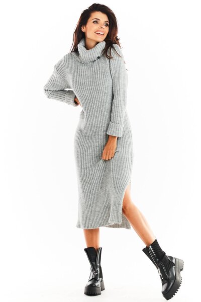 Swetrowa sukienka w szarym kolorze o długości midi z golfem