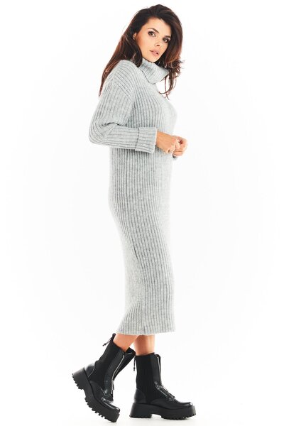 Swetrowa sukienka w szarym kolorze o długości midi z golfem