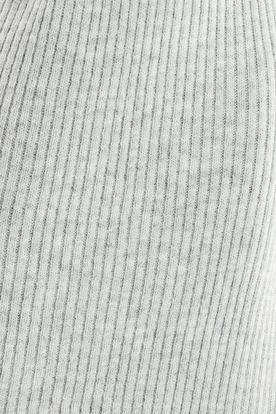 Swetrowa sukienka w szarym kolorze o długości midi z golfem