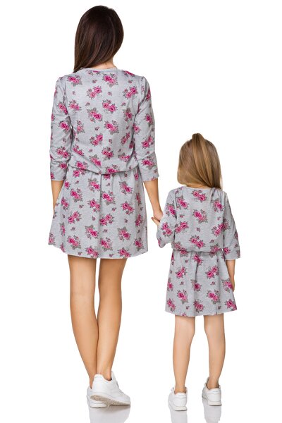 Kwiecista sukienka z zaznaczoną talią